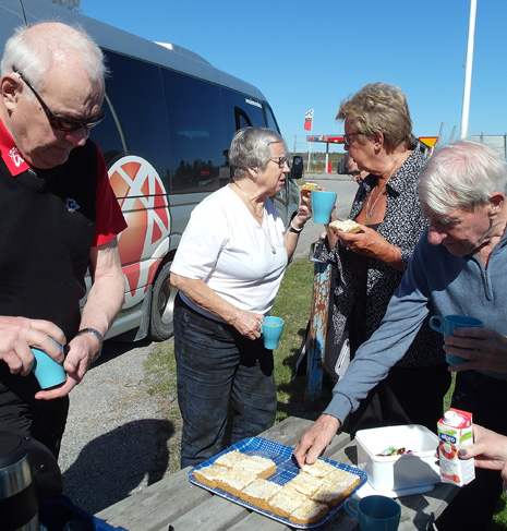 På hemväg stannade man för en kopp kaffe