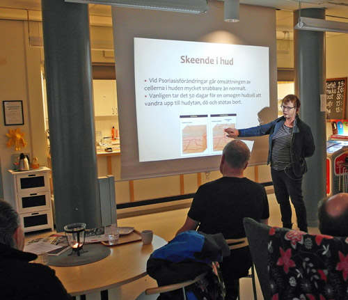 Gunilla Eriksson, Psoriasisförbundet Umeå lokalavdelning, informerade om Psoriasis på Umeås kommuns träffpunkt Kom in. Här ser man hur hon via en bild visar hur huden förändras när cellerna ny bildas i allt snabbare takt. förändras när celltiväxten ökar