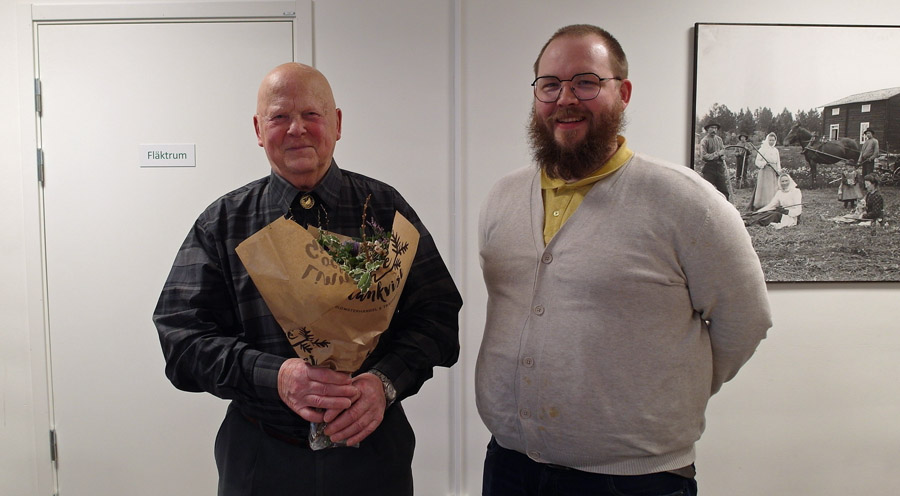 Psoriasisförbundet Umeå lokalavdelnings ordförande Jesper Lindkvist tackar föreläsaren Gunnar Andersson med en blomma