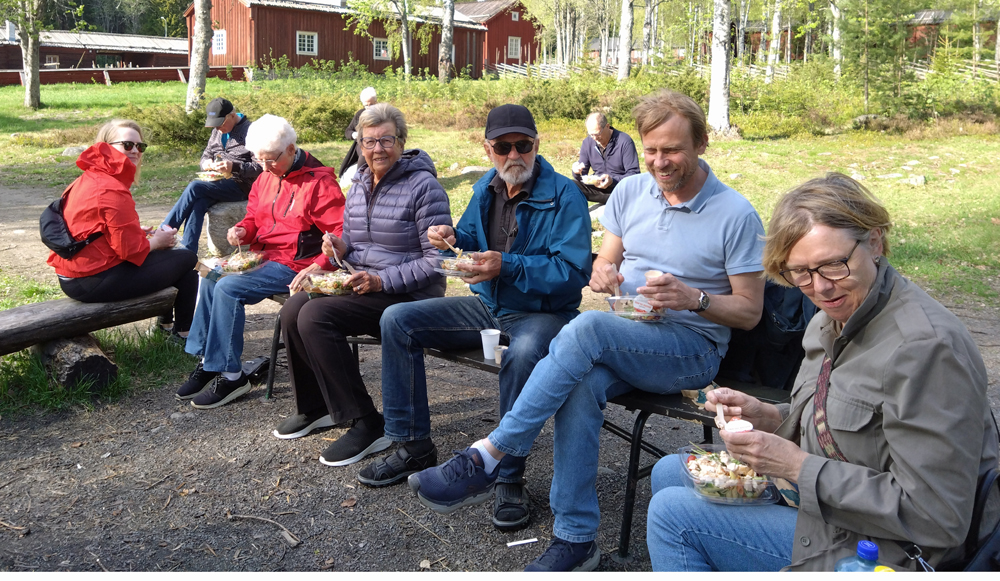 Medlemmarna i Psoriasisförbundet Umeå lokalavdelning äter picknick mat tillsammans i friluftsområdet Gammlia