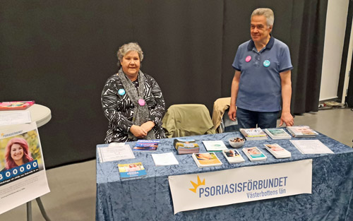 Lotten Lönneberg och Christer Mattsson vid marknadsståndet på Seniormässan I Umeå